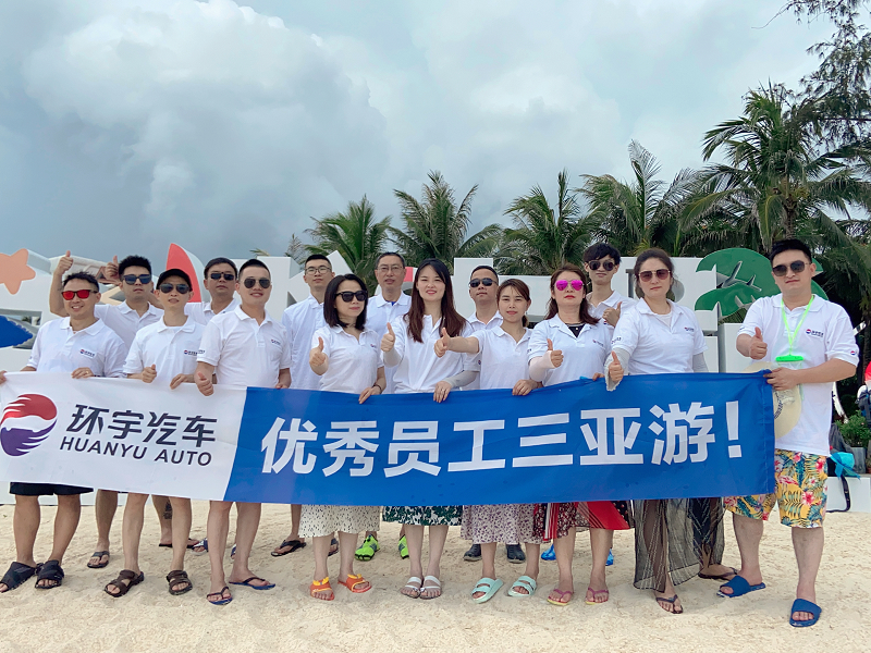 我們?cè)隍谥е迧u合影